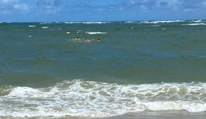 Jangada de fibra vira na Barra Nova com cinco pessoas, uma delas gestante