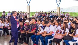 Estudantes participam de palestra sobre democracia e cidadania em escola de Joaquim Gomes