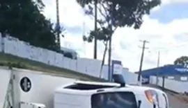 Dois homens ficam feridos em tombamento de caminhão-baú na AL-210, em Rio Largo