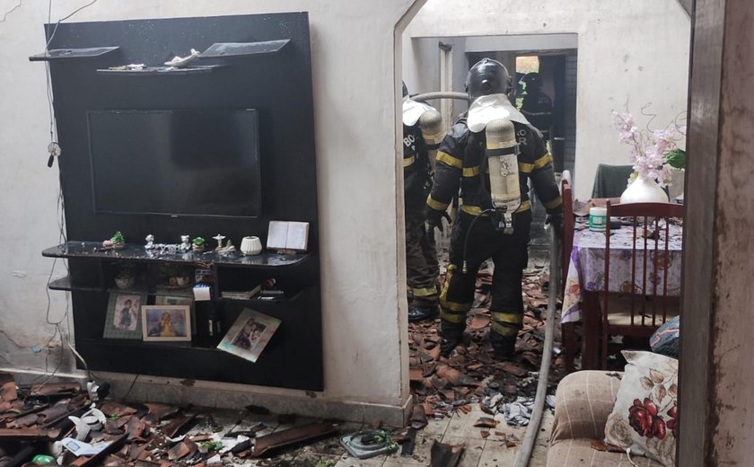 Incêndio atinge residência e idosa é socorrida no Santo Amaro