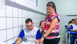 Políticas públicas de melhorias salariais para servidores da Educação marcam a gestão de JHC