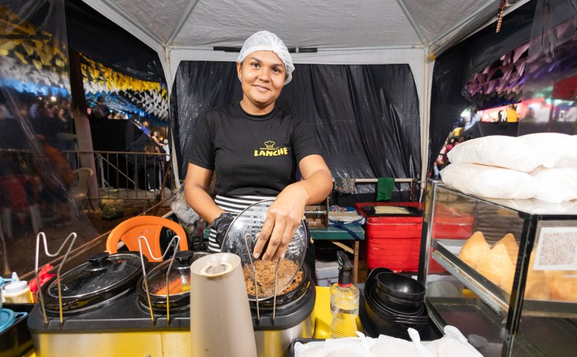 Ambulantes celebram renda garantida com festivais de Coco e Quadrilhas em Jaraguá