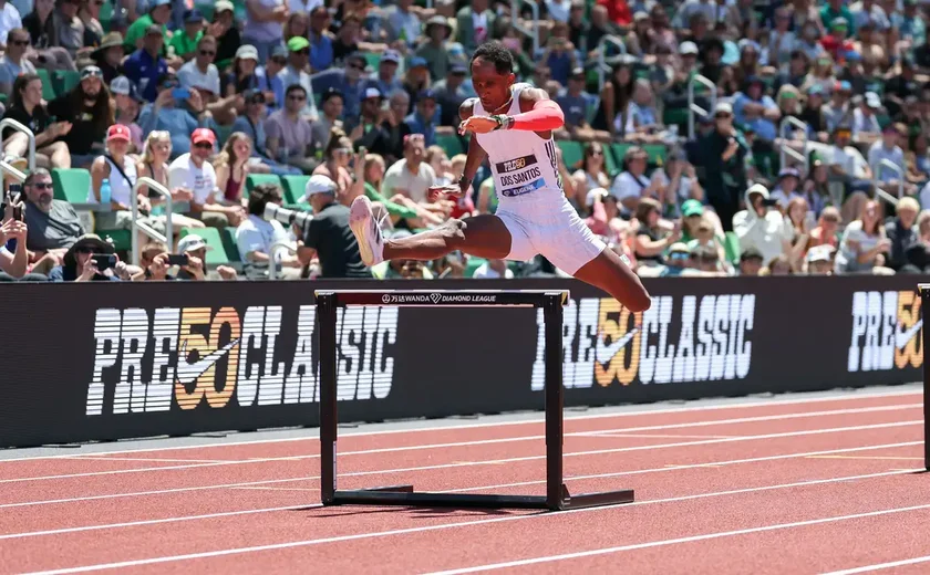 Alison dos Santos supera campeão olímpico em palco de título mundial