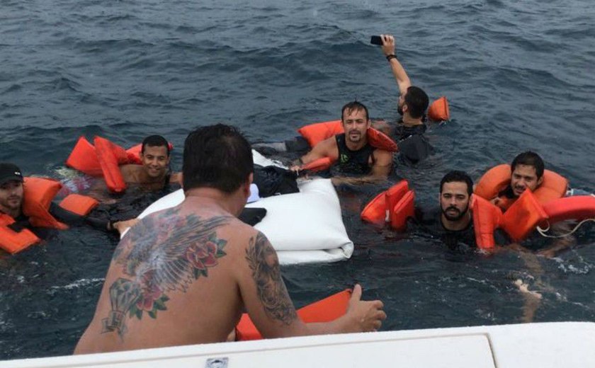 Socorrido em naufrágio, homem faz selfie durante resgate na BA
