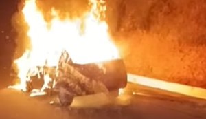 Carro pega fogo em trecho da AL-210 em Rio Largo