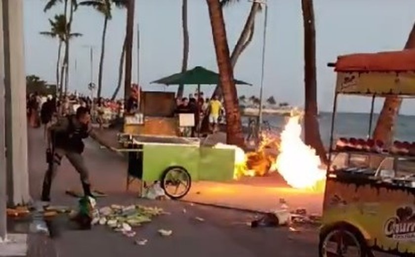 Carrinho de milho pega fogo na Orla de Ponta Verde, em Maceió