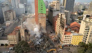 Bombeiros encerram buscas em escombros no Largo do Paissandu