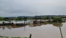 Rio Camaragibe transborda em Matriz de Camaragibe na manhã desta terça-feira (20)