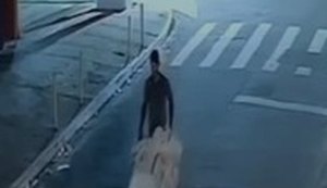 Câmeras de segurança flagram momento em que suspeito de matar jovem trans deixa corpo em lona na Jatiúca