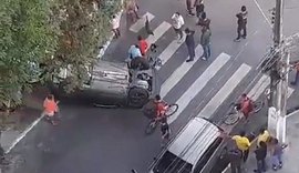Carro capota em cruzamento da Ponta Verde