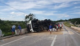 Carreta tomba no Agreste alagoano e condutor morre preso às ferragens