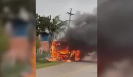 Ônibus escolar pega fogo com alunos dentro no interior de SP