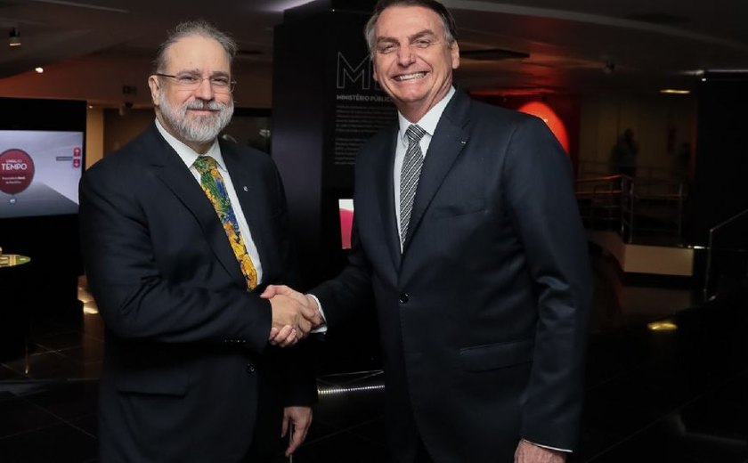 Procuradores de todos os estados do Brasil pressionam Aras por investigação contra Bolsonaro