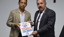 PGJ Márcio Roberto recebe documentos sobre direitos LGBT