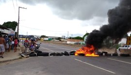 Moradores ateiam fogo em pneus e bloqueiam rodovia em Arapiraca