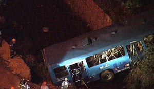 Ônibus cai em córrego em Belo Horizonte e cinco pessoas morrem
