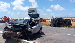 Colisão frontal entre Ford Ka e caminhão baú deixa condutor do carro ferido na AL-105