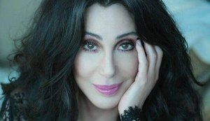 Cher, Julianne Moore e outras famosas pedem que americanos votem em legislativas
