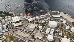 Incêndio atinge fábrica de óleo no Rio de Janeiro