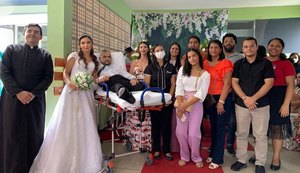 Sertão de AL: paciente internado com câncer se casa durante linda festa dentro do próprio hospital