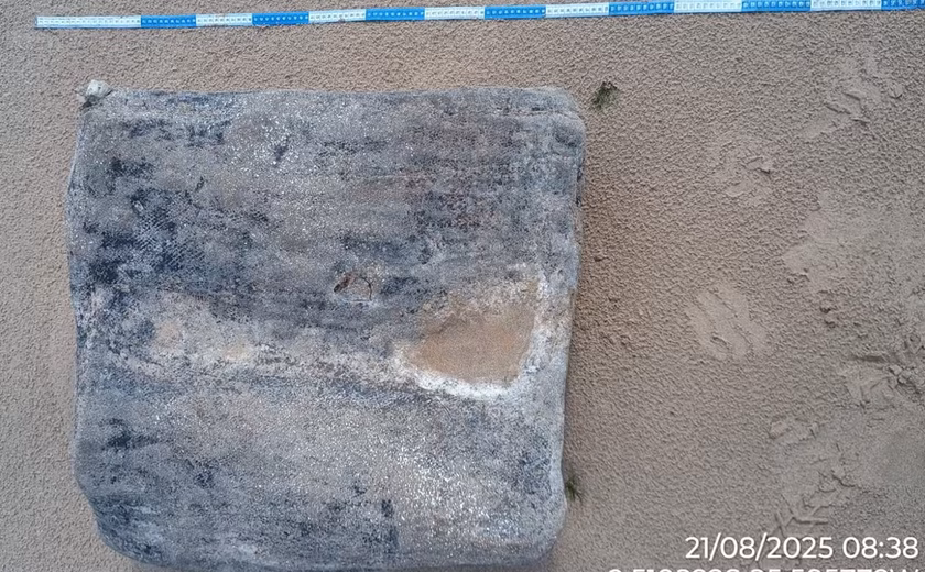 Fardos de borracha de navios nazistas reaparecem em praias de Alagoas após seis anos