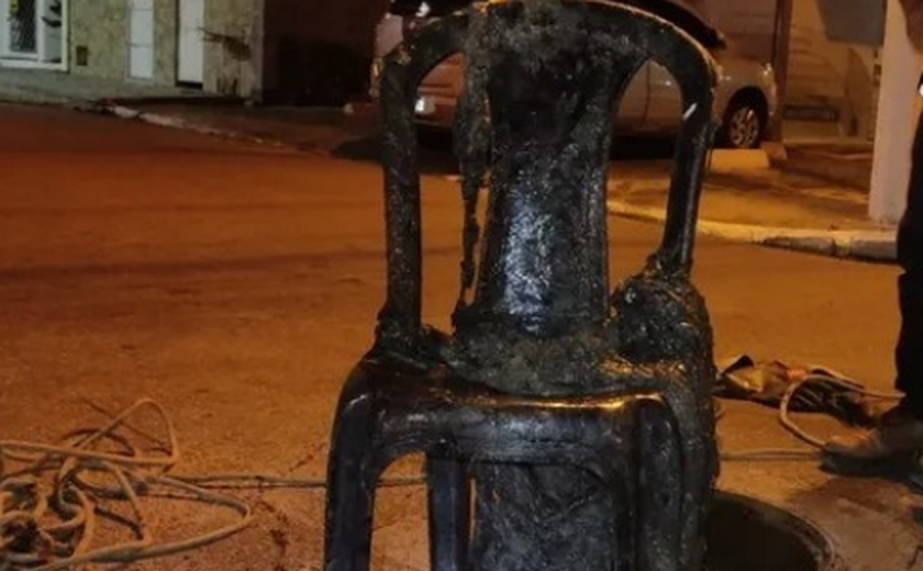 Cadeira de plástico é retirada de tubulação na Jatiúca