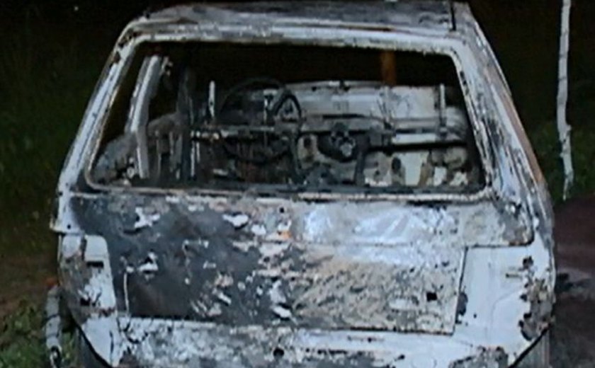 Carro usado em crime contra agente penitenciário é incendiado