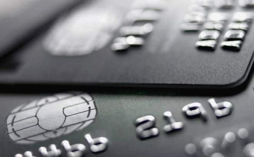 Taxa de juros de pagamento mínimo do cartão cai para 230,4% em junho