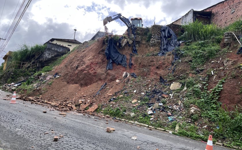 Ladeira na Chã da Jaqueira é interditada para início de obras em encosta