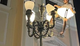 Folião sofre acidente após escalar e depredar poste de iluminação em Jaraguá
