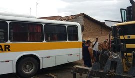 Homem é imprensado entre ônibus e muro e tem perna fraturada