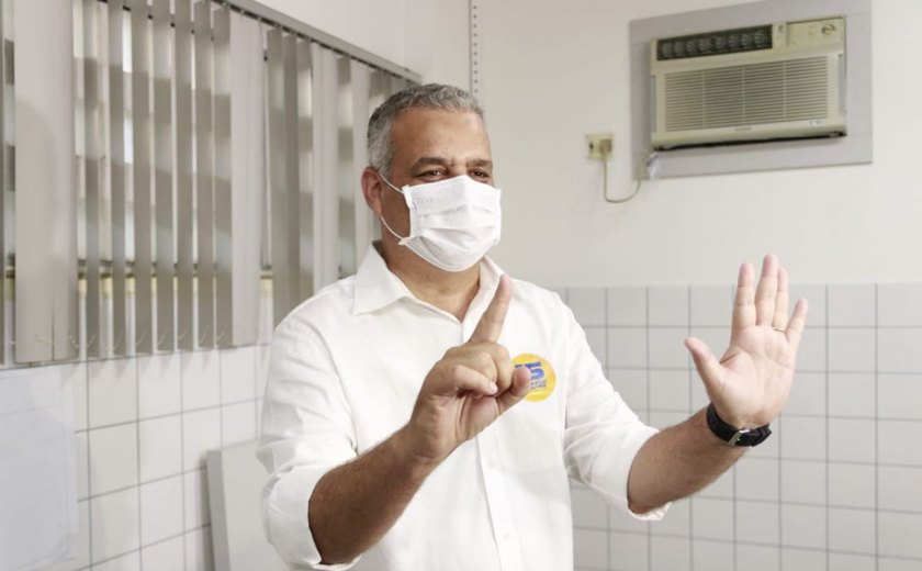 Renan Filho e Rui Palmeira acompanham Alfredo e Tácio no local de votação