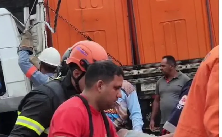 Caminhão colide com poste e deixa dois feridos em Coruripe