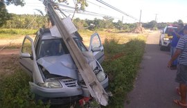 Carro colide contra poste em Paripueira e duas pessoas ficam feridas