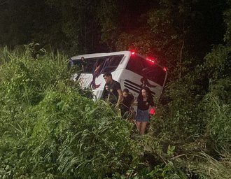 Ônibus com estudantes universitários de Pilar sofre acidente em Marechal Deodoro