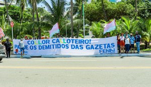 Empregados demitidos fazem protesto ‘Collor Caloteiro nunca mais’