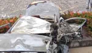 Motorista morre carbonizado após veículo bater em poste na Durval de Góes Monteiro