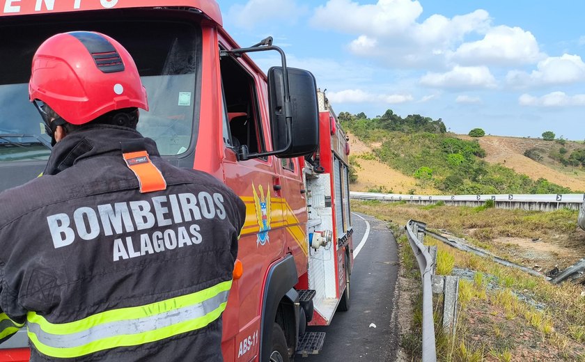 Bombeiros atendem vítimas de colisão com capotamento em São Sebastião