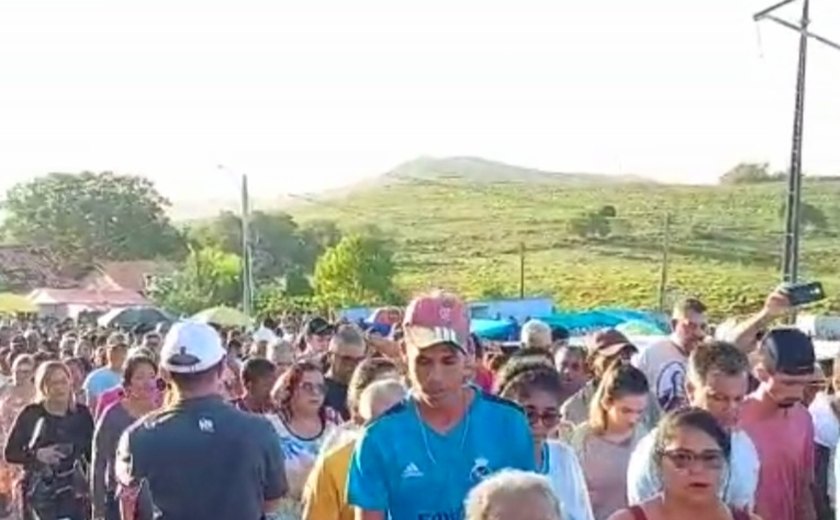 Mais de 4 mil pessoas fazem peregrinação de 6 km até o Morro Santo em Arapiraca