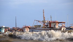 Mar agitado com ondas de até 4 metros afeta renda de pescadores na capital alagoana