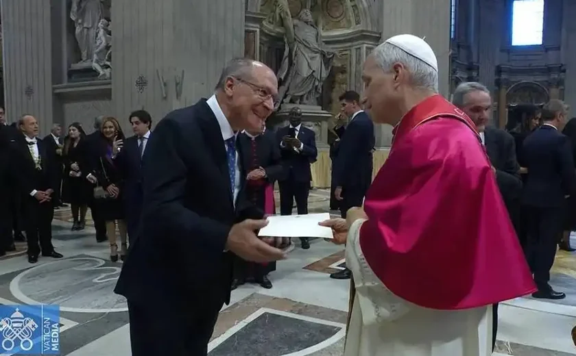 Alckmin entrega ao Papa convite para visitar o Brasil durante a COP30