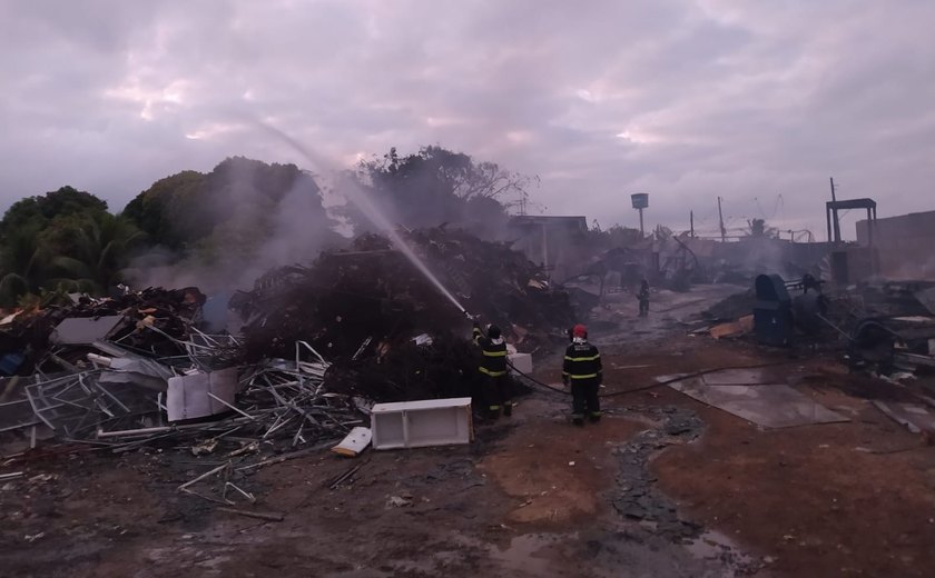 Incêndio de grandes proporções deixa homem ferido antigo lixão do São Jorge