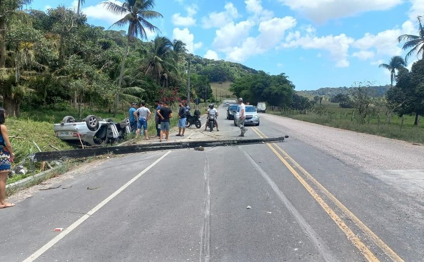 Sem final feliz: mulher morre e esposo fica ferido em acidente de carro na volta da lua de mel