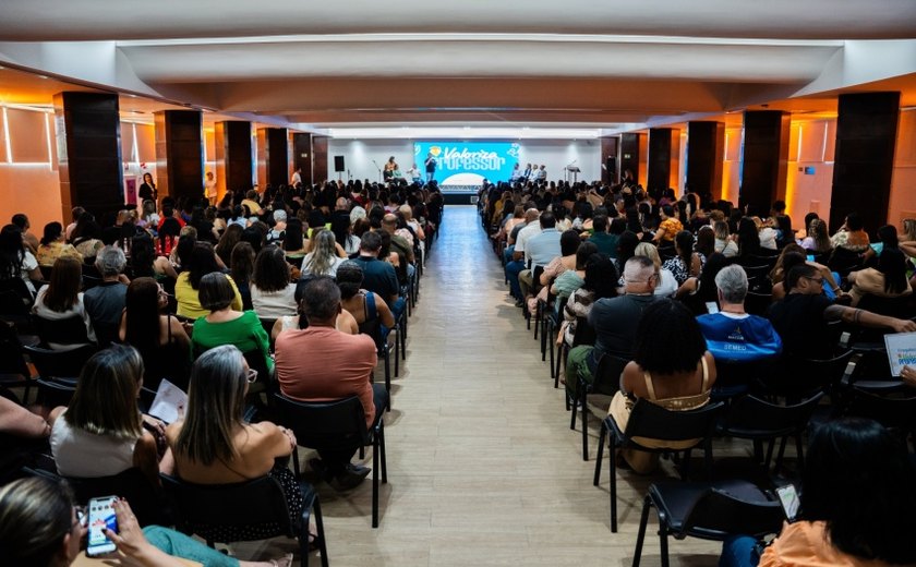Centenas de professores da rede pública municipal participam de evento comemorativo ao Dia do Professor
