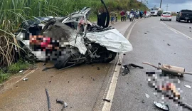 Colisão entre carro de passeio e micro-ônibus deixa uma pessoa morta e outra gravemente ferida