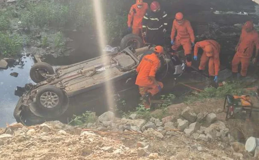 Carro capota e cai de ponte em construção na AL-115, em Palmeira dos Índios