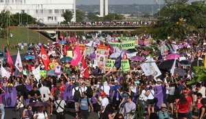 Mulheres protestam em várias cidades contra Bolsonaro, homofobia e machismo