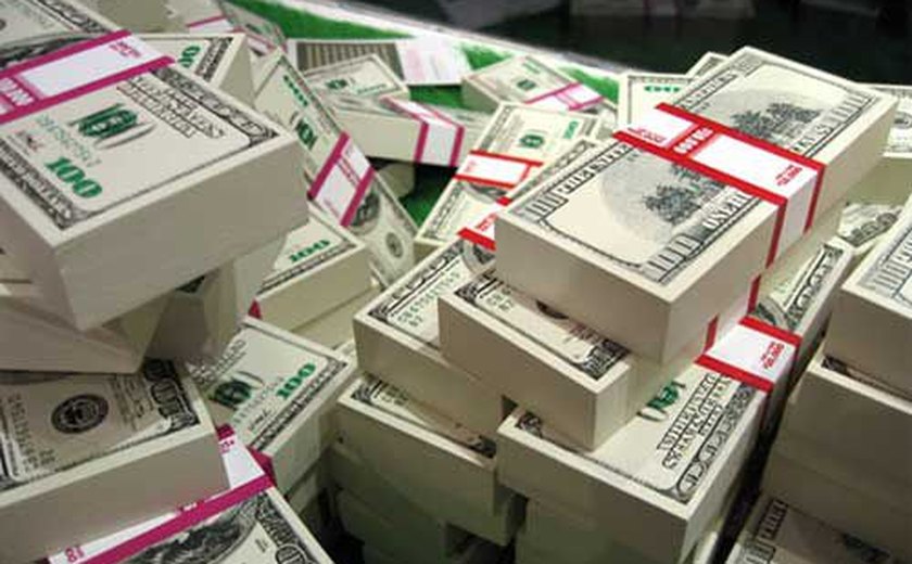 Dólar sobe quase 1% e encosta em R$3,30, maior patamar do ano, com exterior