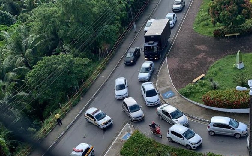 Acidente com caminhão interdita ladeira na Gruta de Lourdes