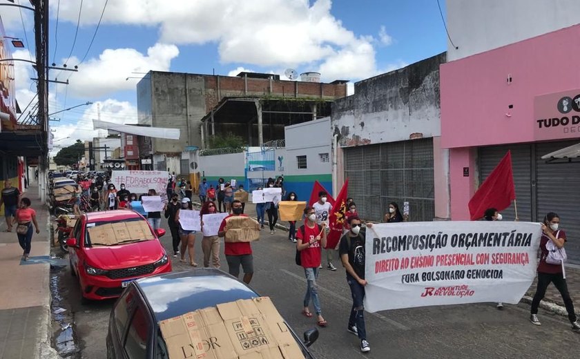Ato em Arapiraca: jovens defendem vacina, pão, vida e educação